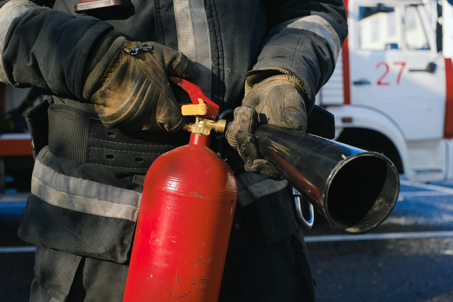 Herzog Kuntscher – Baukonzept Unternehmergesellschaft – Bei dem abgebildeten Objekt handelt es sich um einen tragbaren Feuerlöscher, der üblicherweise für die schnelle Reaktion bei Feuernotfällen eingesetzt wird.