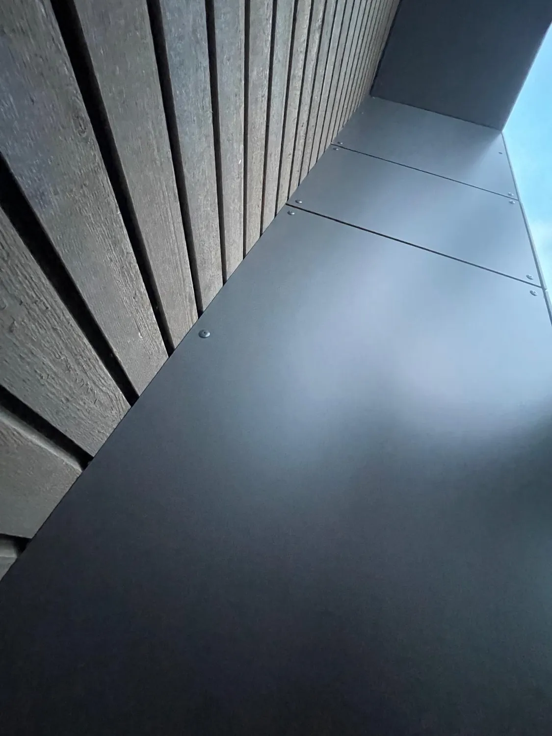 Herzog Kuntscher - Baukonzept Unternehmergesellschaft - Bei diesem Artikel handelt es sich um eine moderne gerade Treppe mit Holzstufen und einem schwarzen Wangen- und Geländersystem aus Metall.